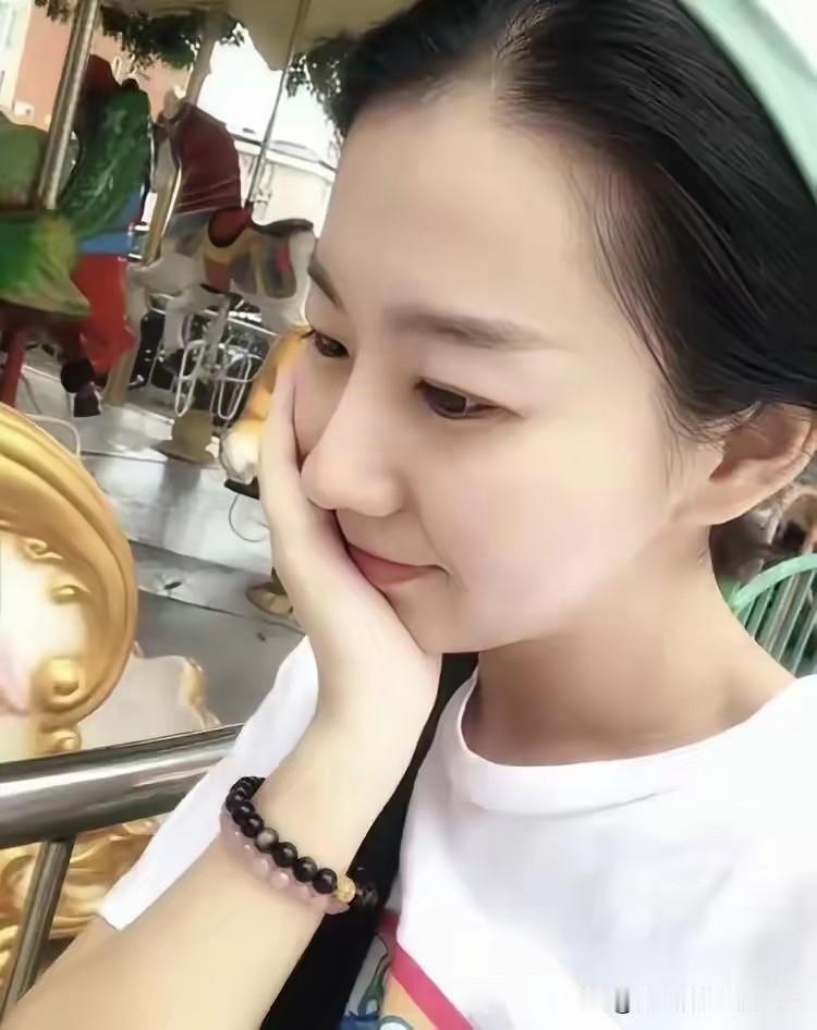 这是李丽婧老师，肤白貌美，和张雪峰老师实力相当！
今天看到李丽婧老师旧照，我这个