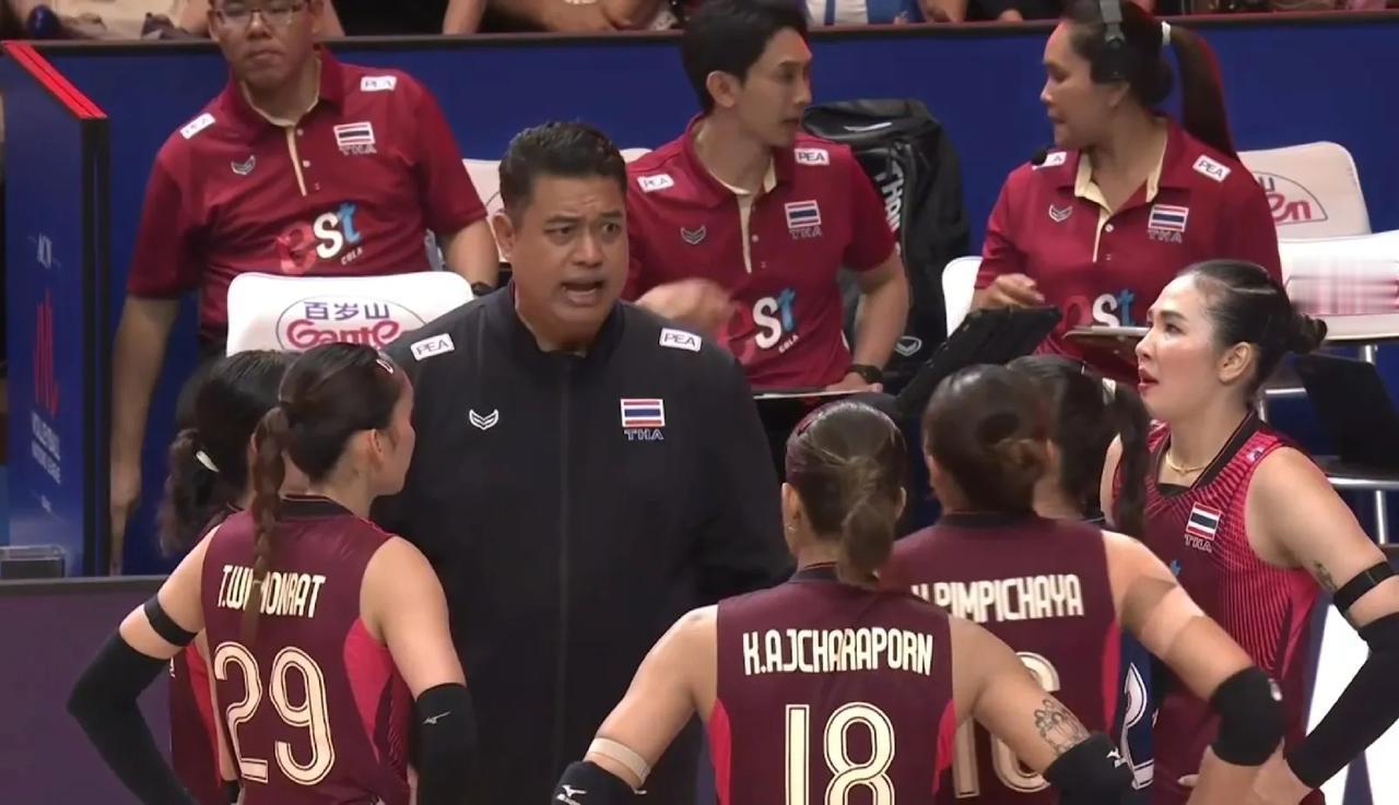 日本女排对阵泰国女排的比赛正在进行中！泰国女排是真的打不过日本女排啊！前两局比赛