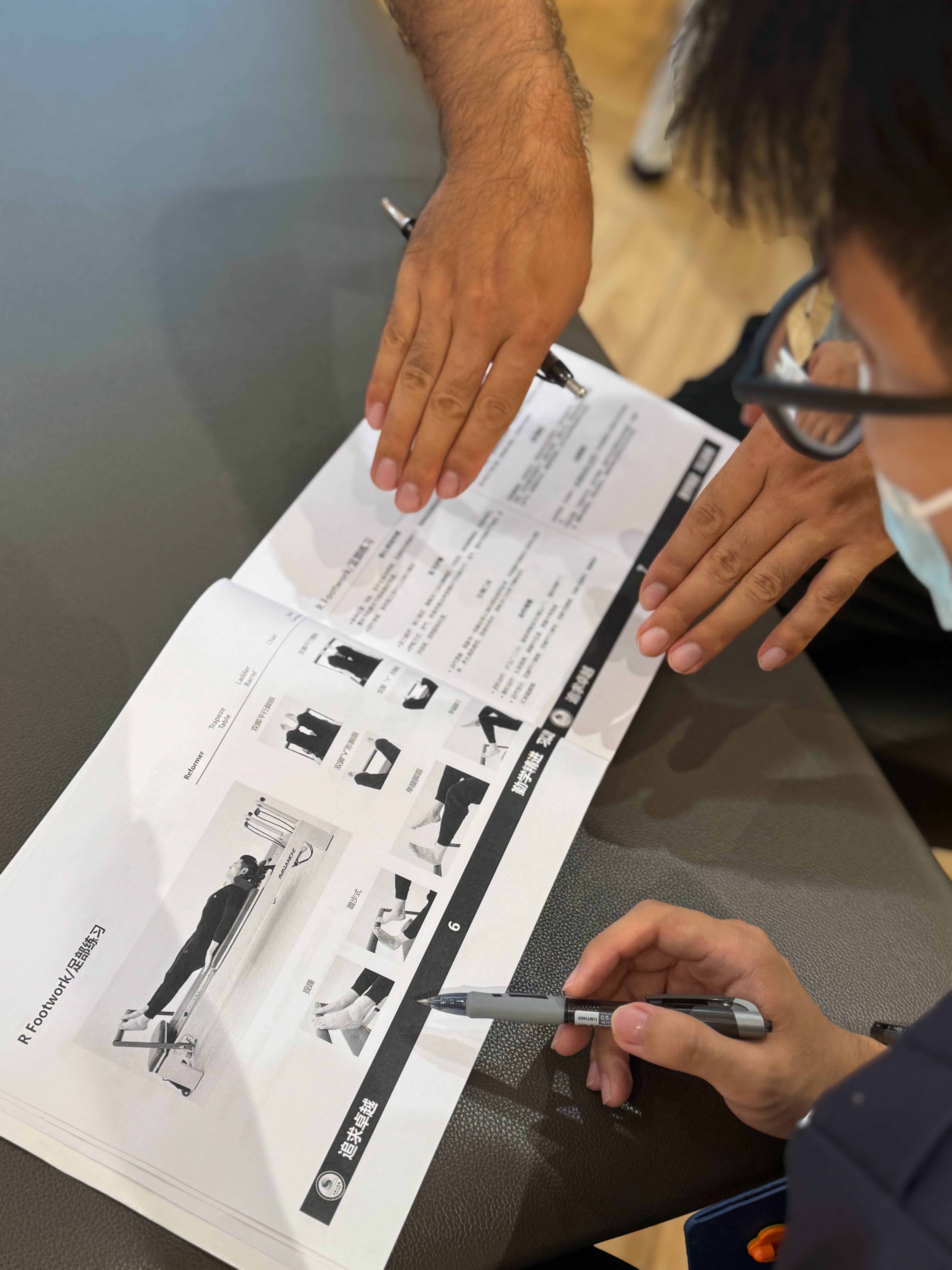 运动康复 昨天看到深圳店的一份照片记录，康复师和患者一起拆解训练计划，讲解每一个