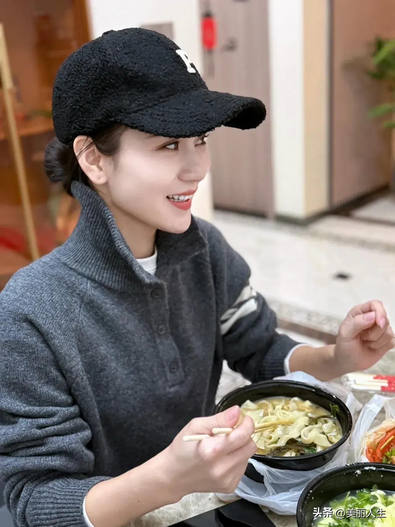 绿树阴中休憩，轻风拂面意自闲。