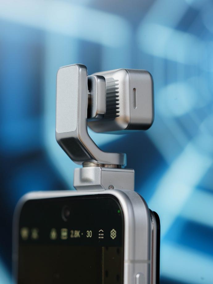 有点好奇荣耀 Robot Phone会定一个什么样的价格。
看到荣耀这款新形态的