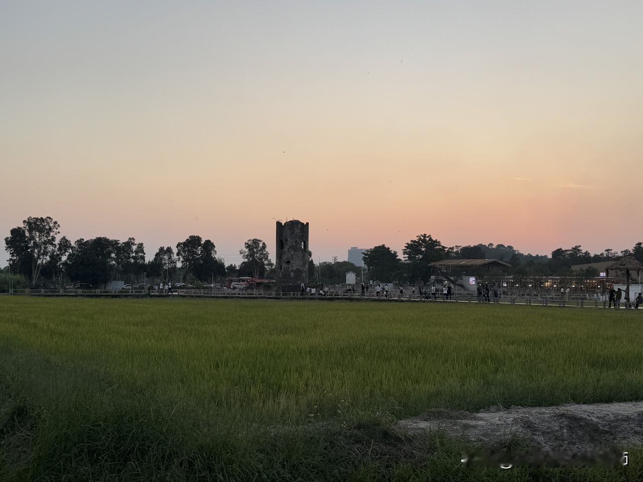 上周跟家人出去中山的曹边村玩，感觉环境还可以，东西价格也实在。挺适合一家老小出来