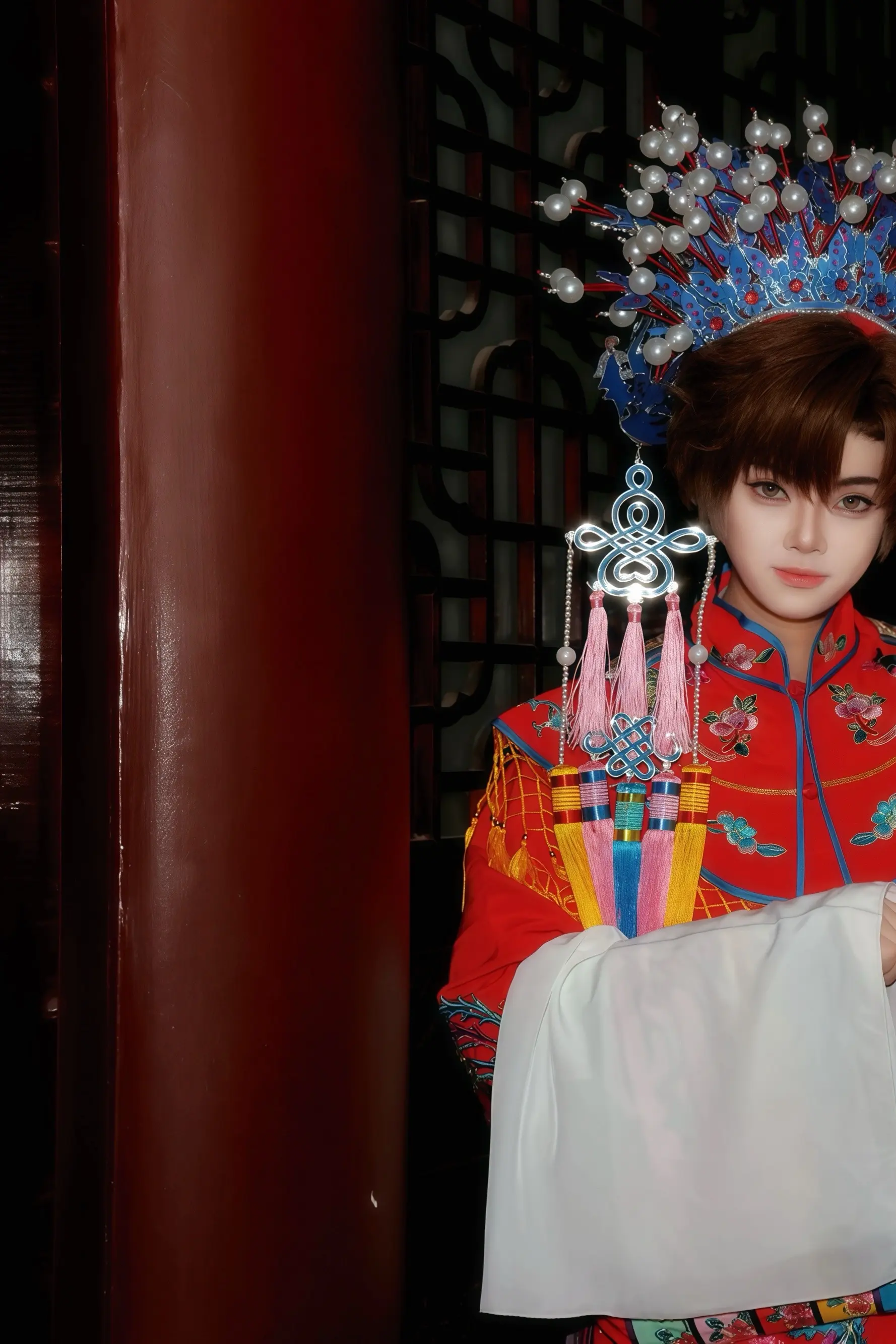 “今儿个小九爷这么一扮啊，还真有些那年二爷的影子啊。”