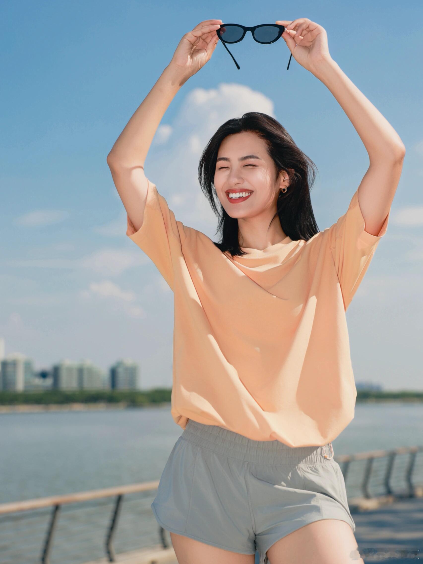 夏日松弛感穿搭｜把简单穿得好看才是真本事  偶遇的小姐姐穿搭，松弛感拿捏到极致，