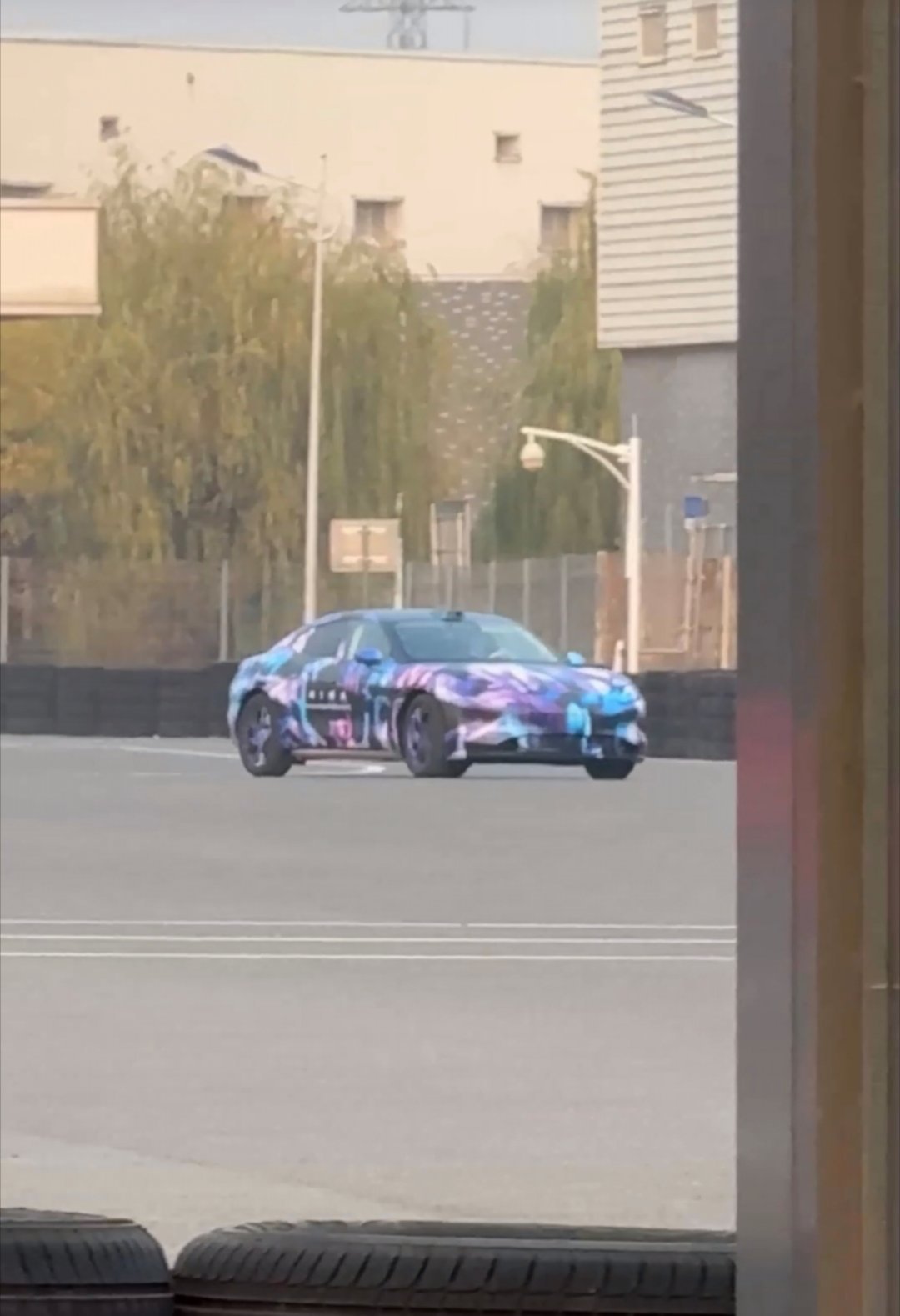 尚界Z7实车首曝长车头+溜背线条+宽体车尾，轿跑味儿太正了~开始期待配置和价格了