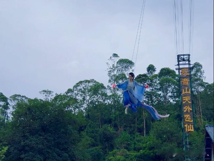 1我饿。(饿，不及物动词)
2我饿(肚子)。(饿肚子，动宾。及物动词)
3我饿(