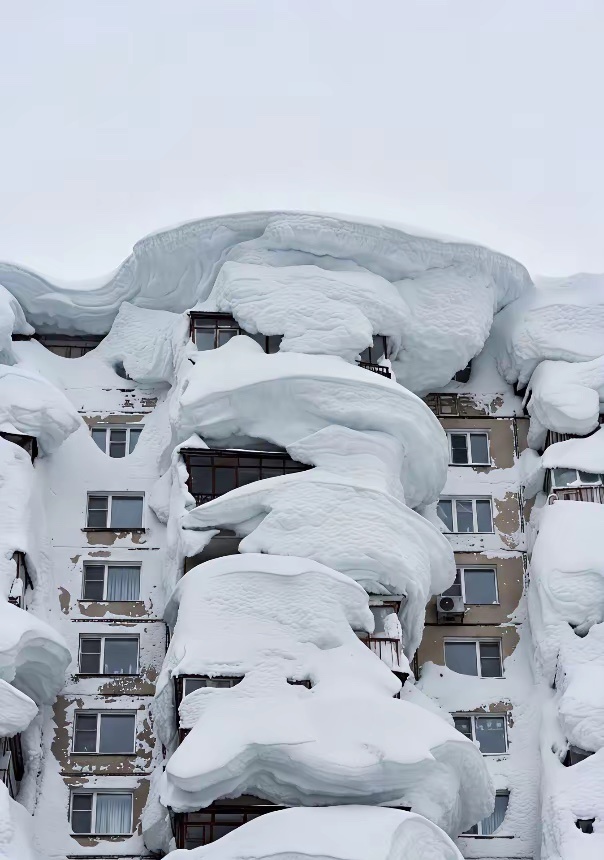 昨天很多人都在发俄罗斯的大雪视频，没错是真的这个地方位于俄罗斯堪察加半岛，暴风雪