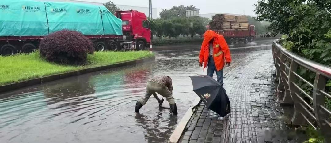 浙江多部门极速排涝守护市民出行路暴雨来袭浙江交通人20分钟火速抢险排水及时，下班
