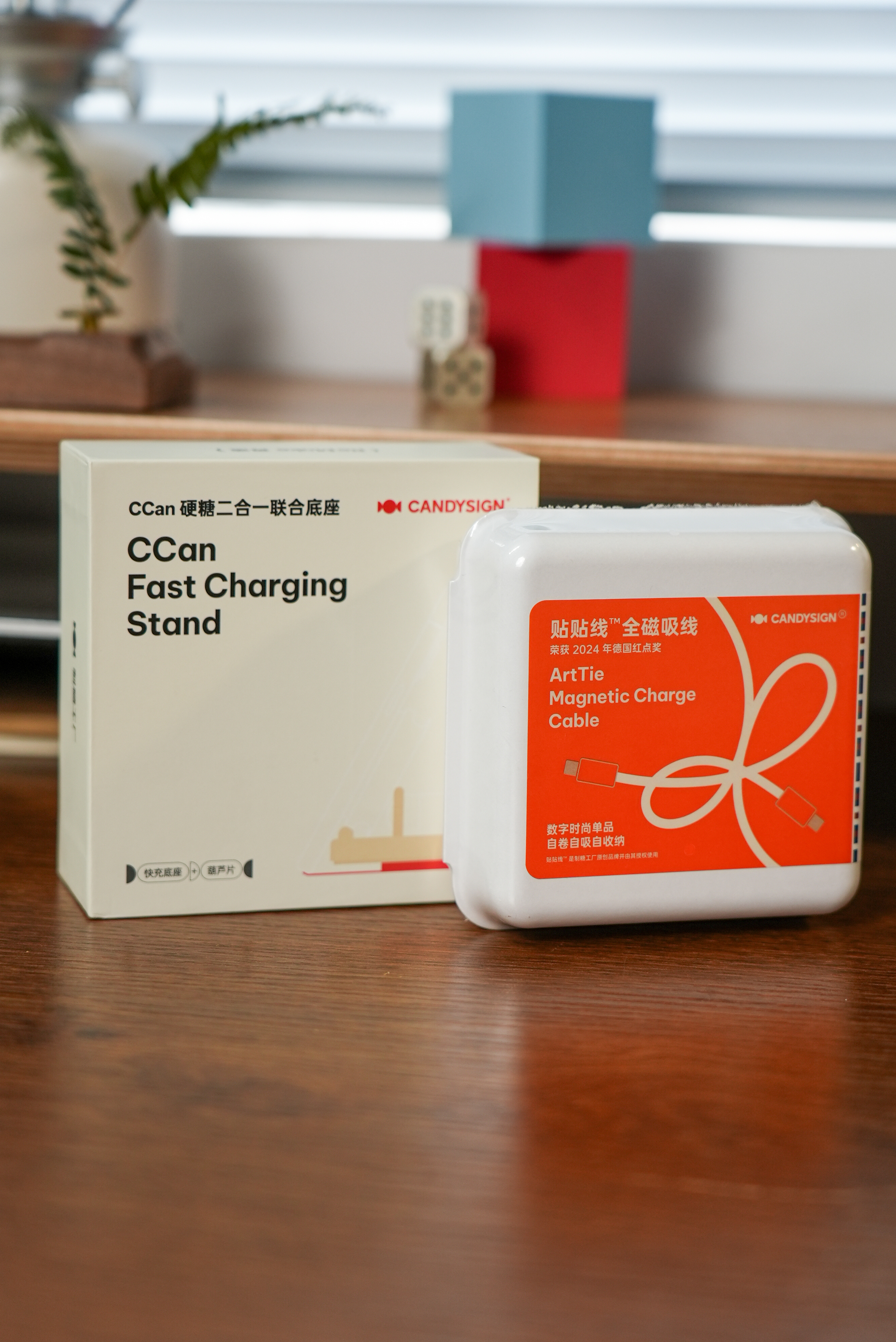 最近在用制糖工厂的这个 C 座多能充「悬浮支架版」，这玩意儿又实用又好看，手机、