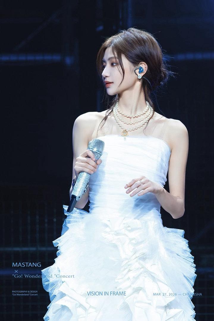 袁一琦婚纱神图袁一琦白纱裙 一袭纯白抹胸纱裙亮相长沙场演唱会，简直美神降临cr.