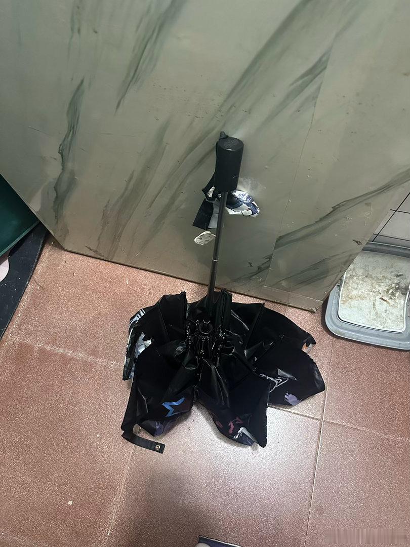 第二把雨伞光荣牺牲了，刚刚暴雨撑伞，收起来的时候这个杆子就不好收进去，然后打开的