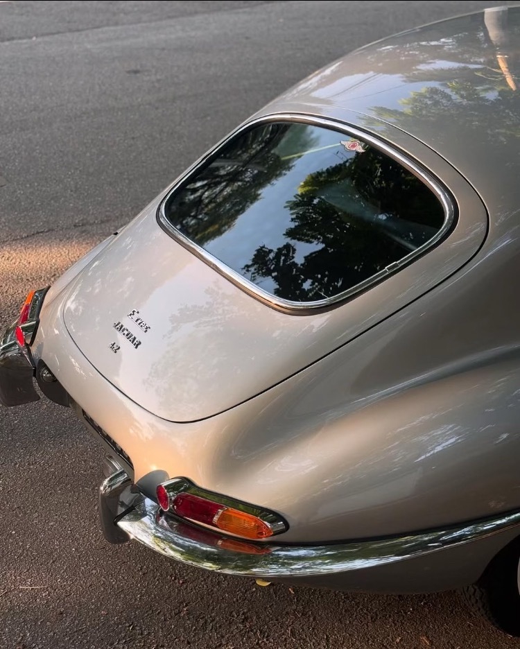 几乎没人能拒绝E-Type的优雅经典的长鼻车头，动感的弧面造型，这台1968 E