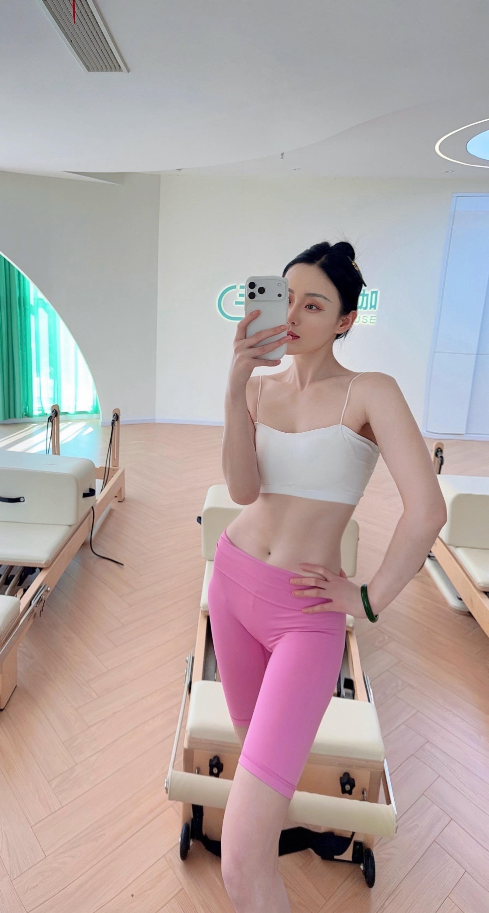良好的体态和气质在生活中很重要，努力成为一个很哇塞的女人。🧑🏼‍🩰💛