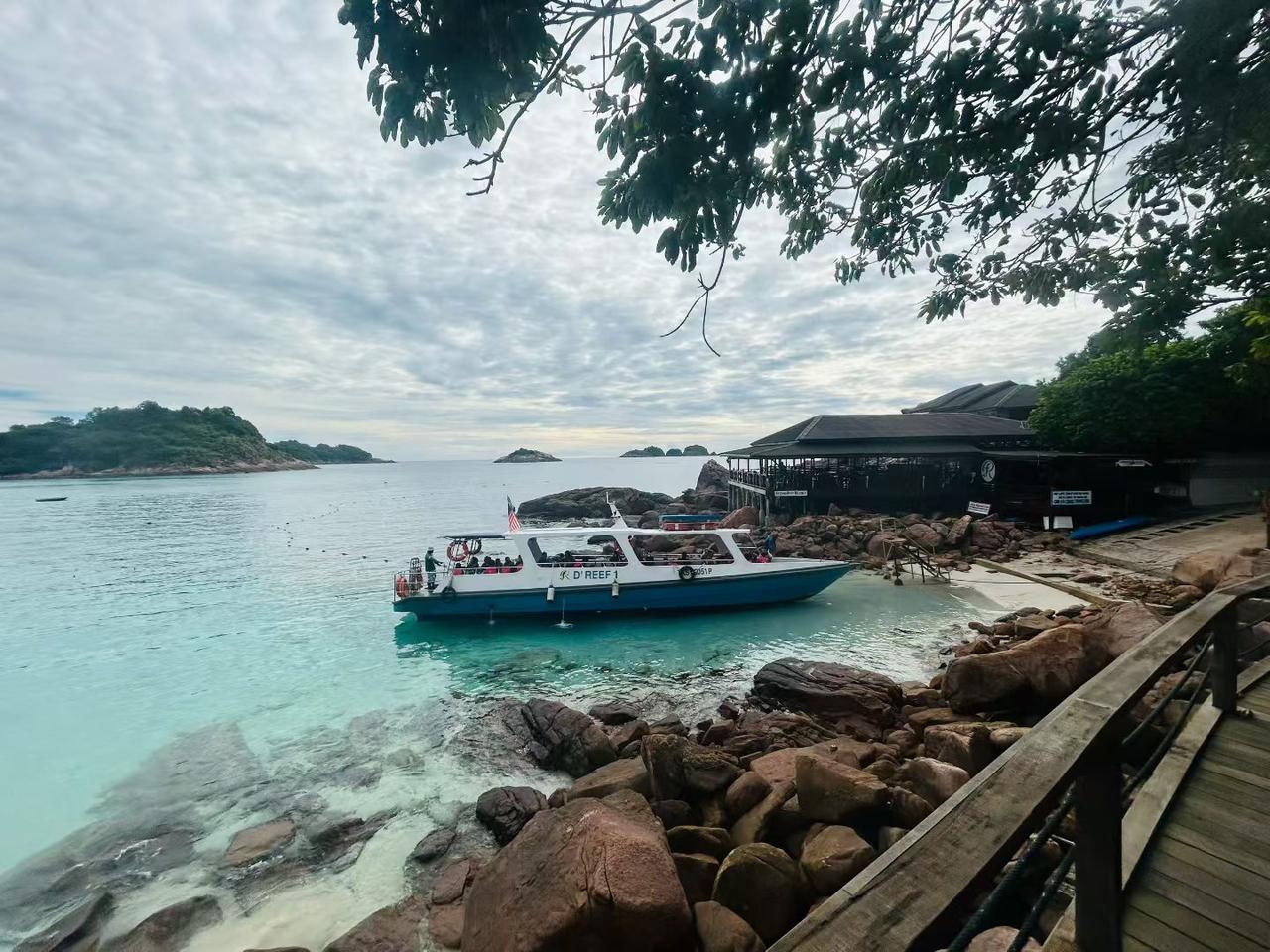 热浪岛（Pulau Redang）‌是马来西亚登嘉楼州海岸外的著名海岛，以白沙滩