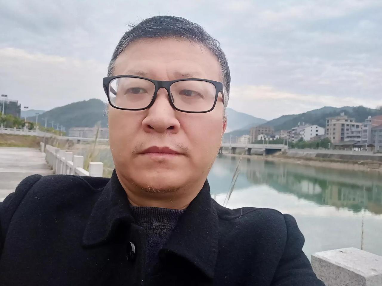 今晚在厂食堂吃饭的时候，同事突然好奇的问我：你昨天介绍进我们公司的那位新员工，今