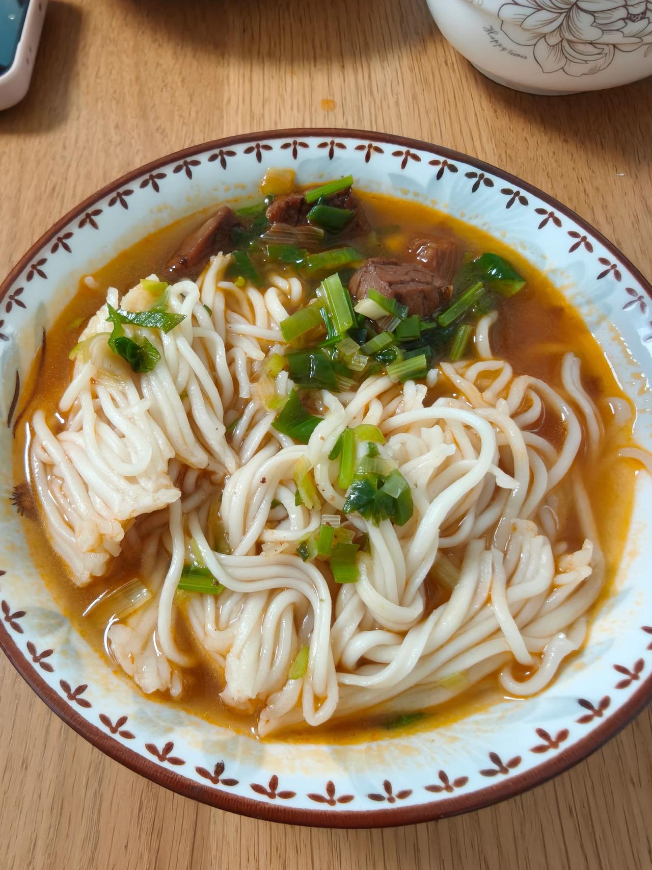好吃的面条。牛肉面治愈一切 每天都在吃好吃的早餐 无法拒绝碳水的快乐 早饭的力量