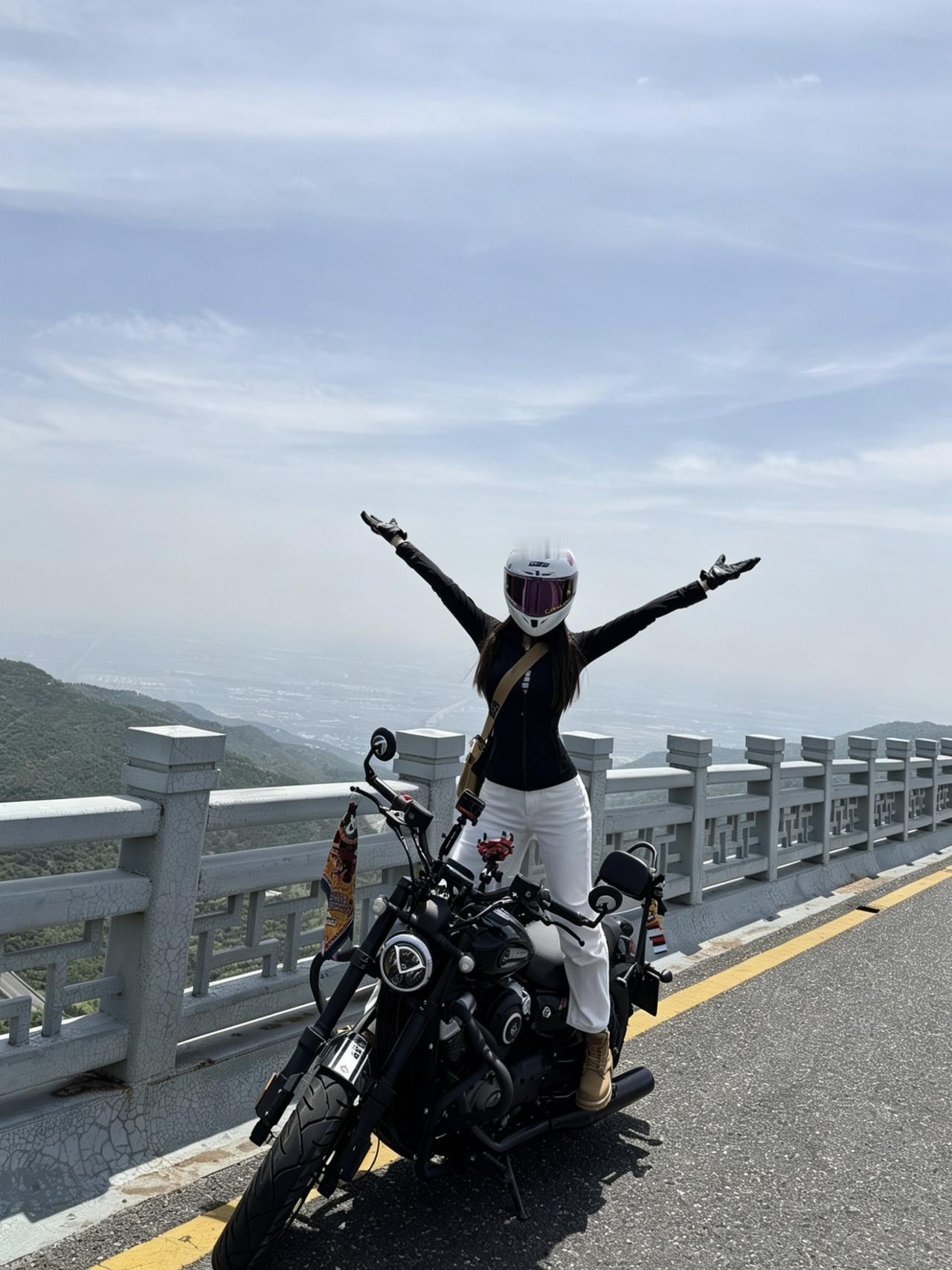 不做挡泥板 自己手握车把 油门一响 奔赴山野
晋A女骑 自动挡金吉拉跑山路太省心