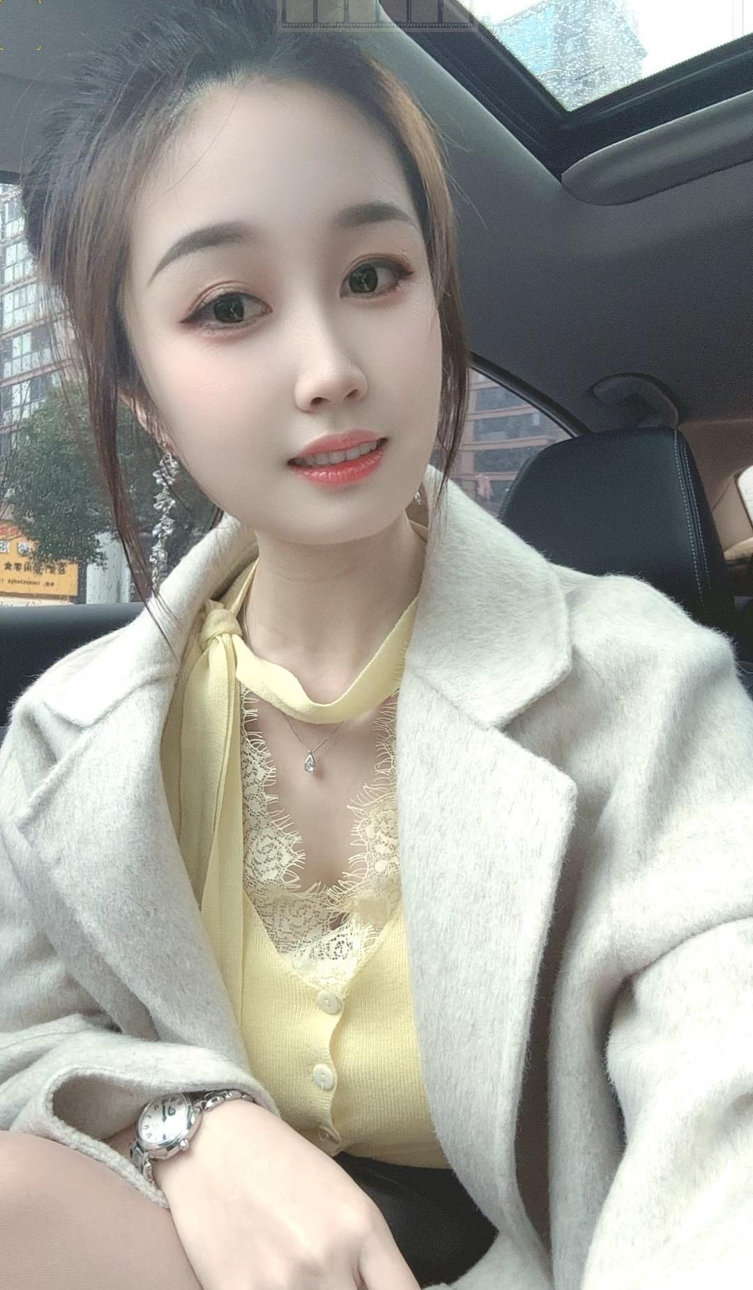 温柔冬日穿搭，浅灰色外套搭配黄色蕾丝衫，尽显优雅气质。