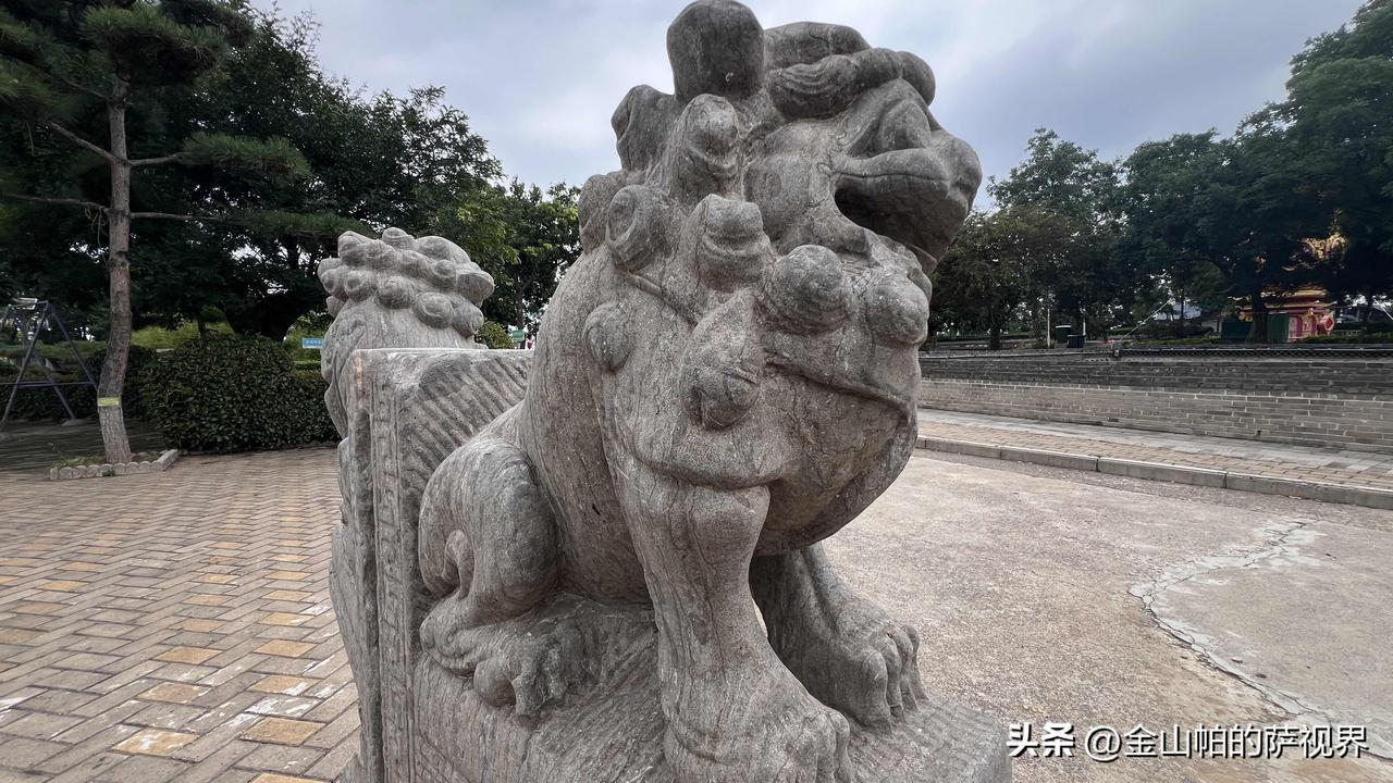 蝉鸣如沸的夏夜，他跪在土炕上，就着一盏油灯演算数学题。灯芯一跳，墙上佝偻的影子也
