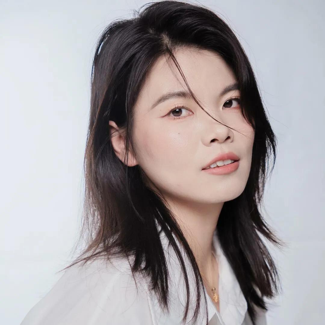 优雅黑发少女，自然清新，柔美动人