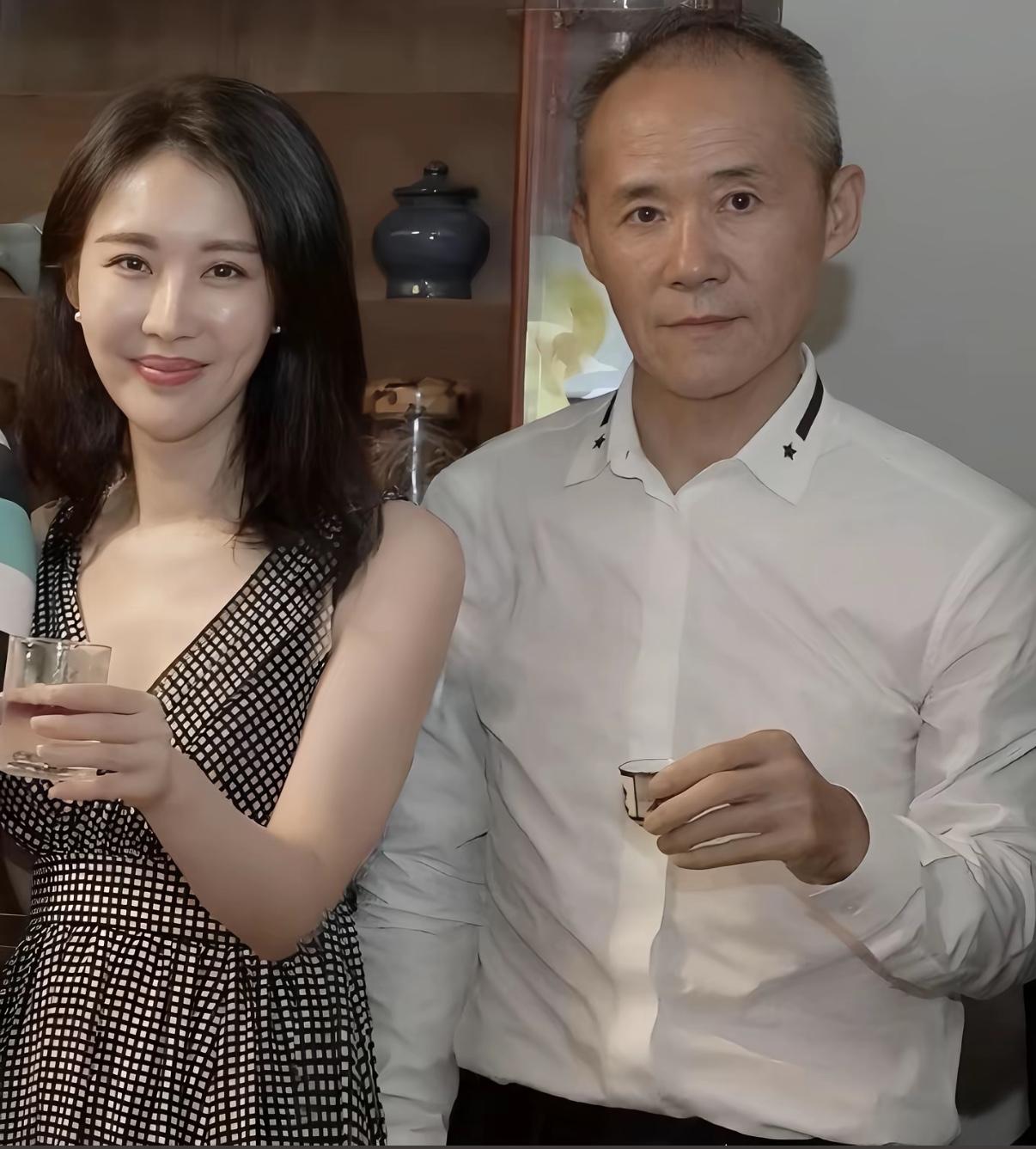 刷到王石那个视频，真是让人没话说。
七十多岁的老头了，为了配合田朴珺在深圳海边别