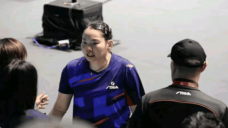 何卓佳是个老实人，但凡不是特别委屈，不会这样的。
关键球还是要交给球员自己。裁判