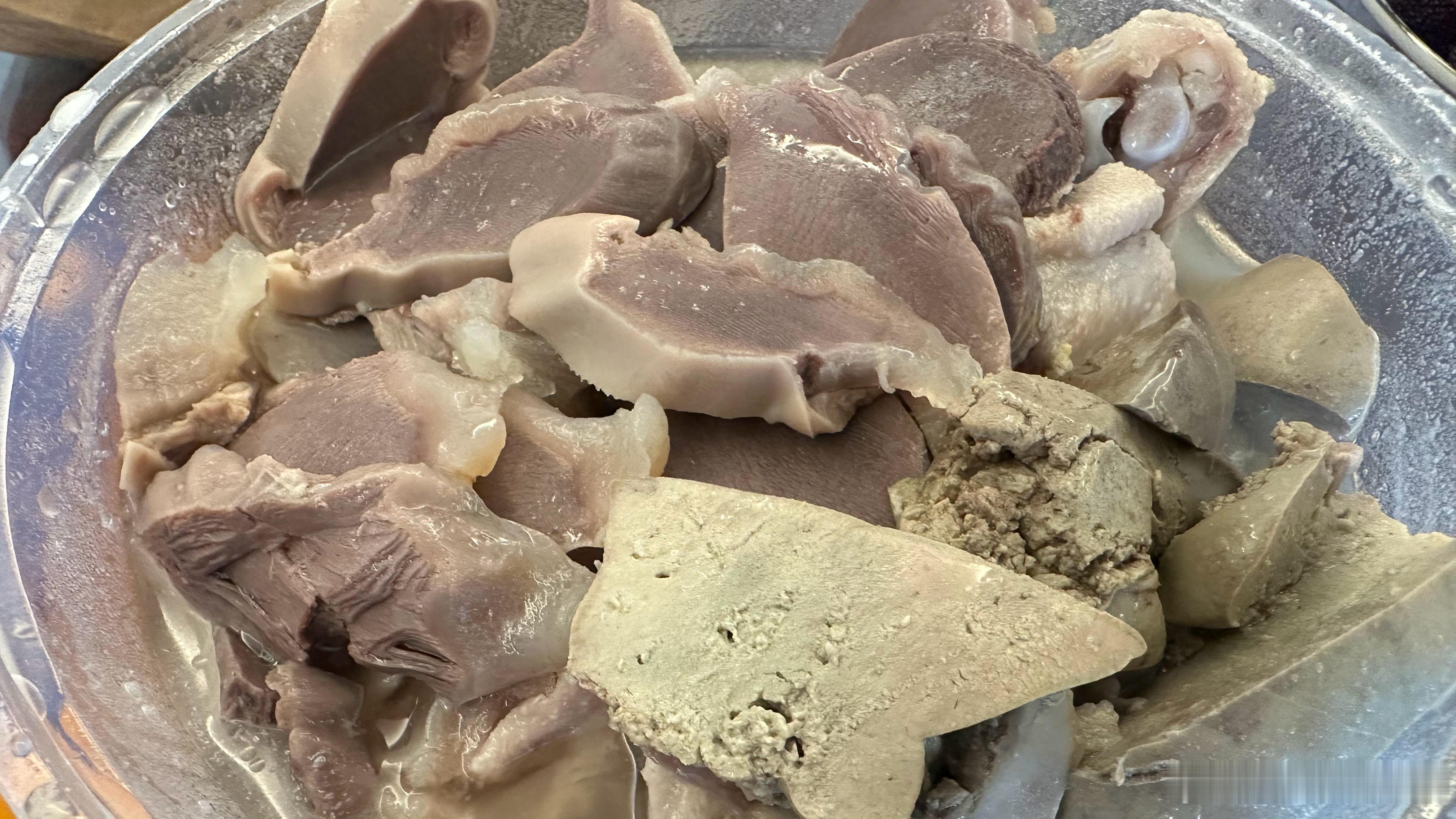 美食大集合。早上吃了“小春香”上海带来的蝴蝶酥（图一），然后来到吴江朋友家，冰杨