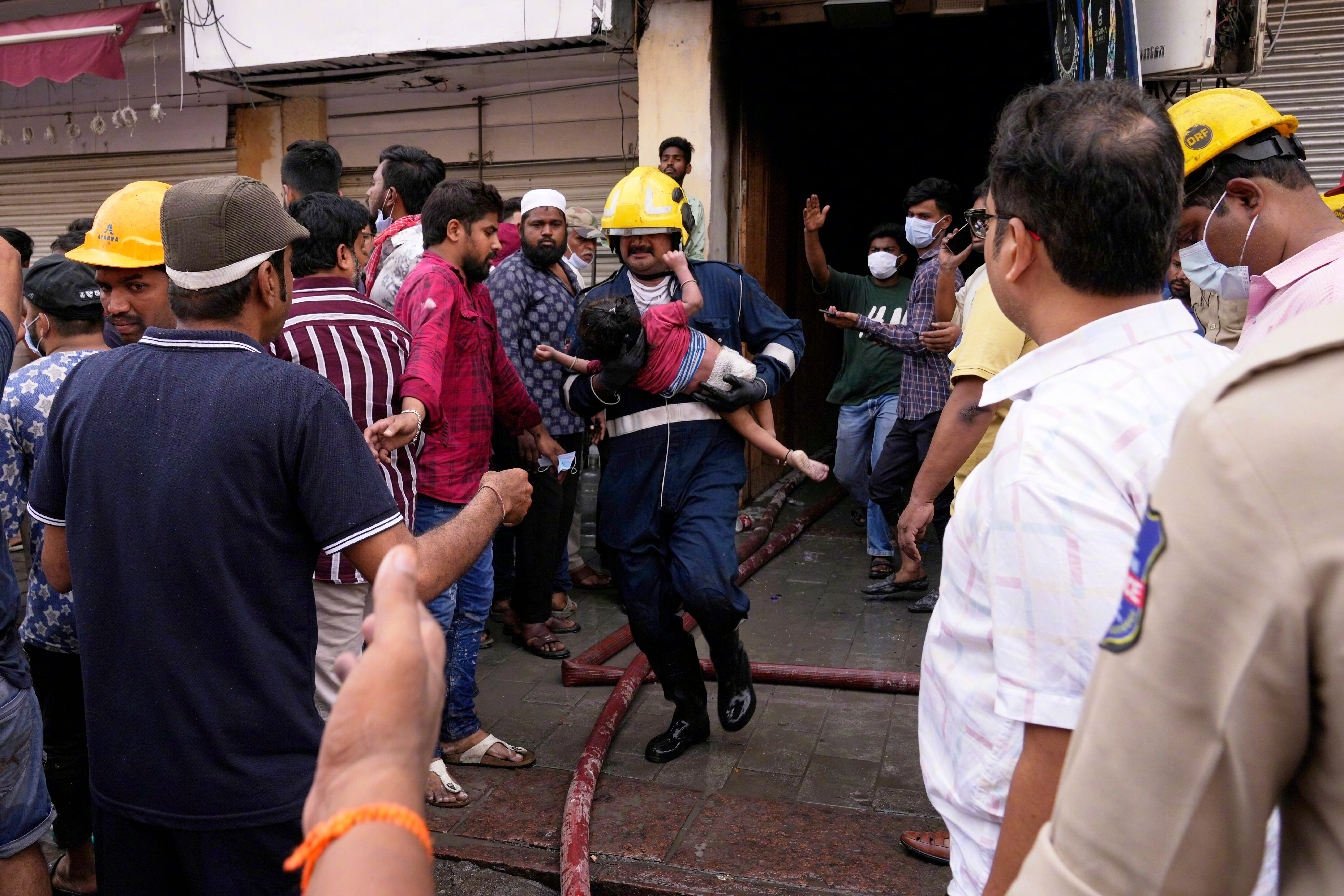 【#印度海得拉巴火灾造成至少17人死亡#】#印度火灾死者抚恤金不足2万元# 据印