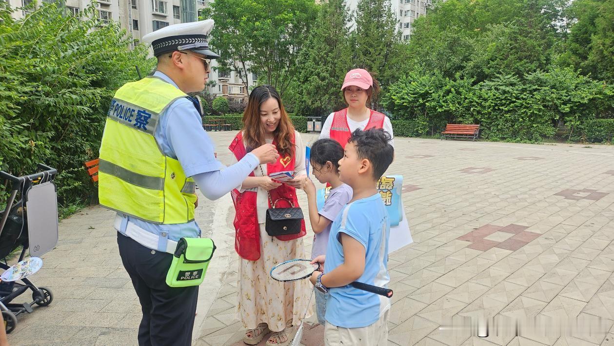 万柏林区长风西街街道西岸社区：交管进社区 护航暑期一老一小平安路
 
暑期安全不