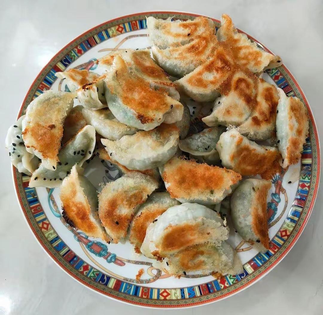 一盘刚出锅的煎饺，真香！北方人就爱吃这个，剩下的饺子🥟再用油煎一下，非常好吃，