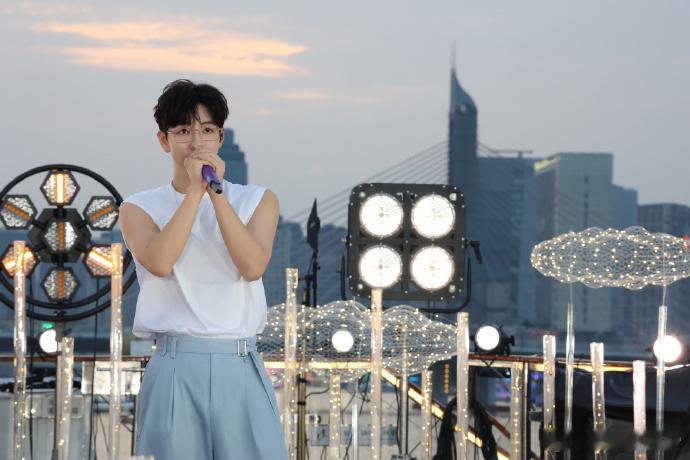 胡夏月亮舞台在一众热闹舞台里格外出彩，清冷月光布景搭配温润歌声，胡夏发挥出绝佳唱