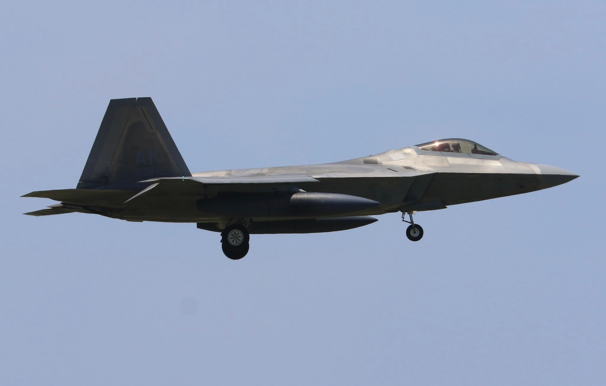 昨天降落到嘉手那空军基地的F-22，有一架“垂尾空白涂装”，日本网友认为它可能是