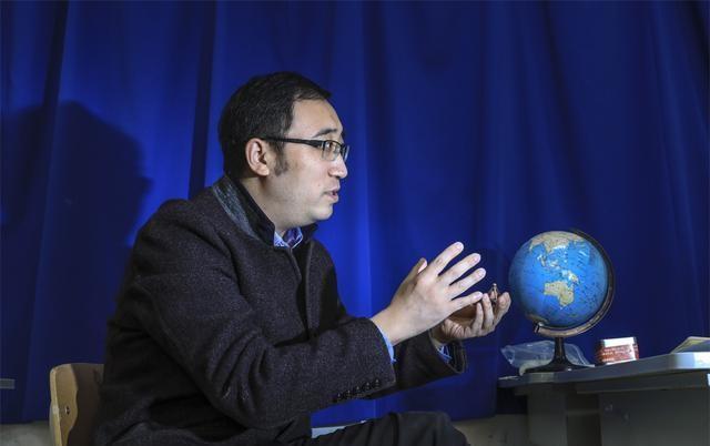 清华北大“双料学霸”李永乐，毕业后跑到人大附中应聘老师，校长看完他厚的像书一样的