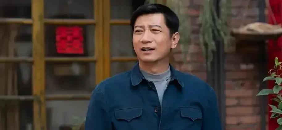 十年前，她给我递了杯温水。
十年后，我把整个饭店的钥匙塞进她手心。
别误会，这不