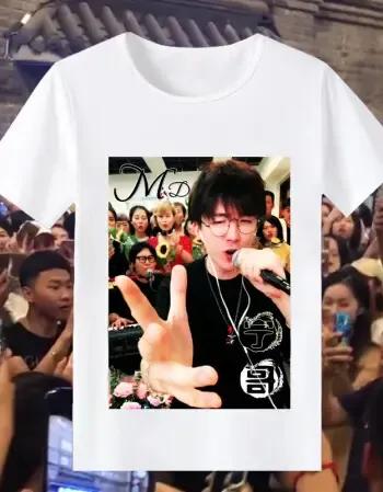 刘宇宁直播时突然掏出一件印有“破万男主”的定制T恤，对着镜头得意炫耀：“这可是我