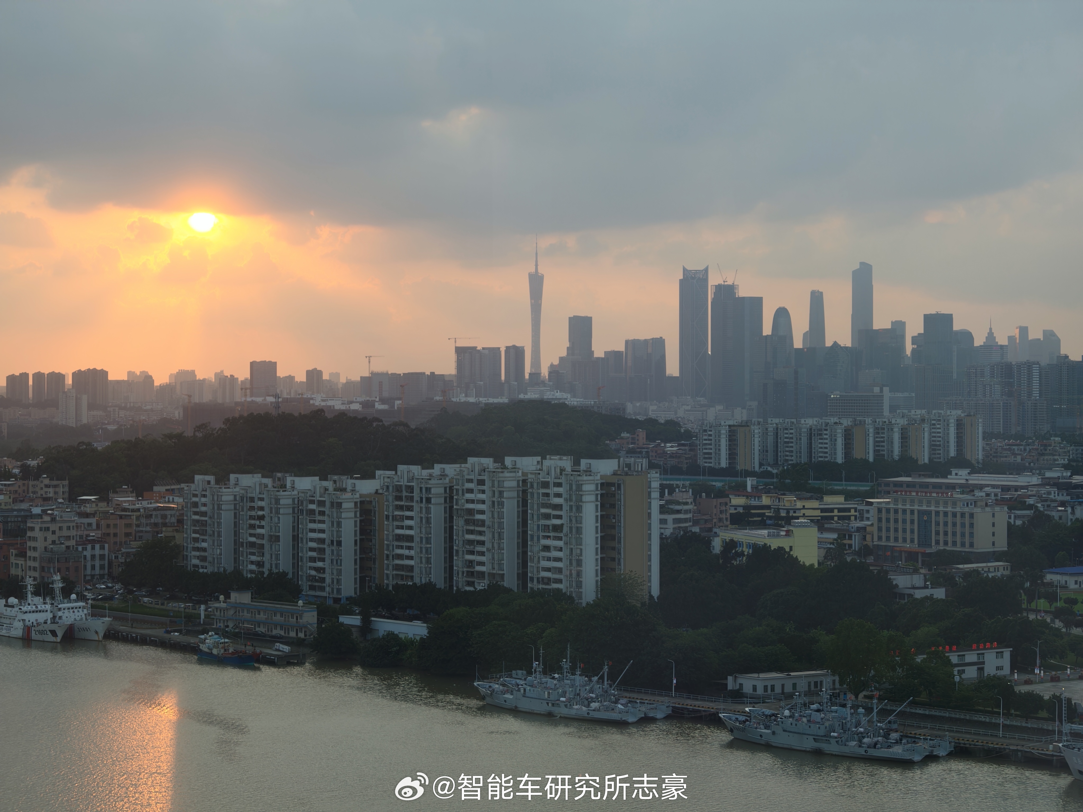 作为广州人，也是第一次在江景阳台看着珠江，小蛮腰和日落🌇