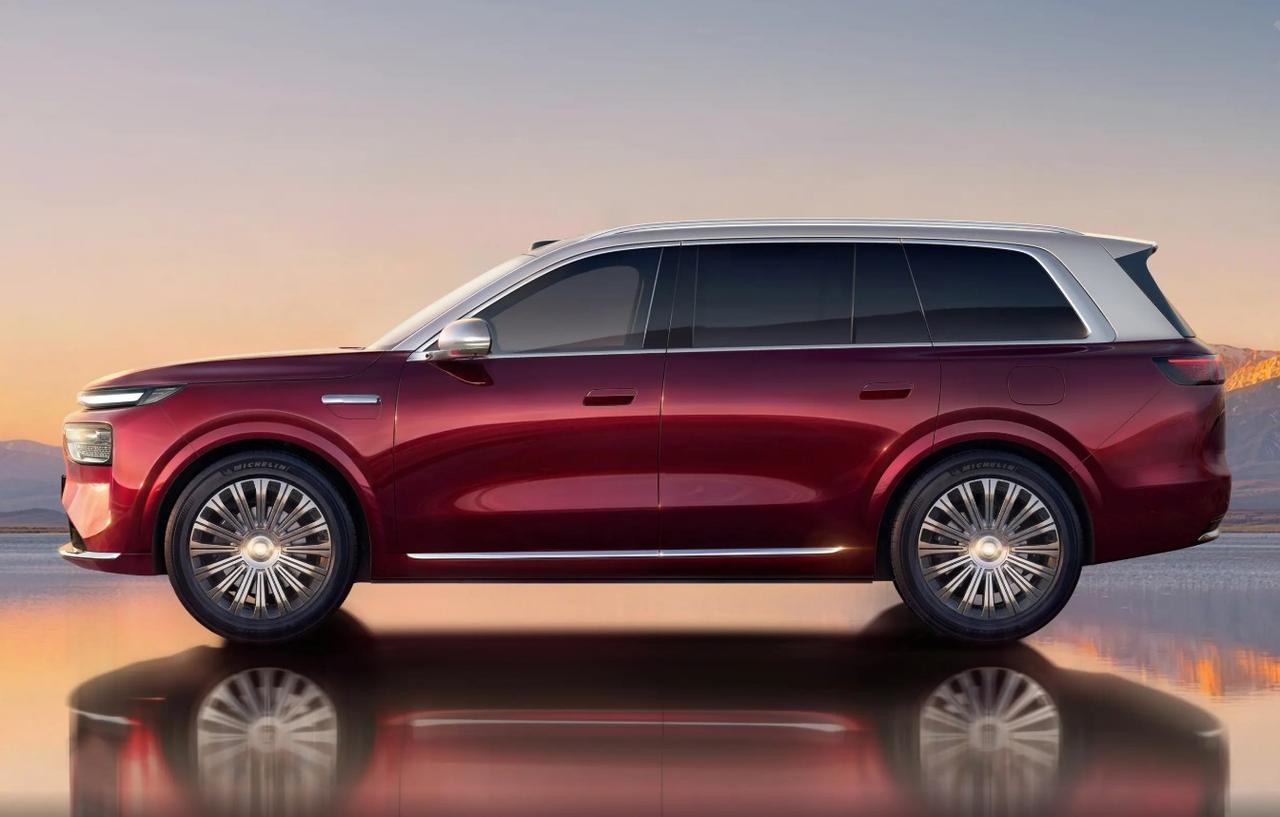 北京车展，东风汽车旗下的奕境X9首度亮相。一款全尺寸SUV。

这款车的侧面，尾