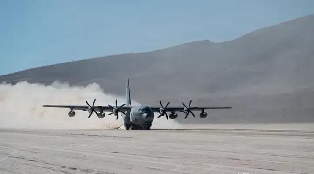 居然有人质疑一个经常打仗的美国，为什么第二次营救飞行员不用直升机，而是用C-13