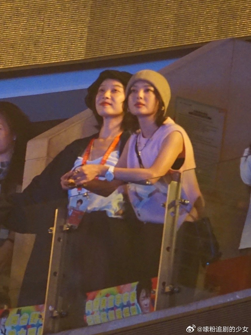 辛芷蕾倪妮去看李宇春演唱会了辛芷蕾倪妮去李宇春演唱会了辛芷蕾倪妮去看李宇春演唱会