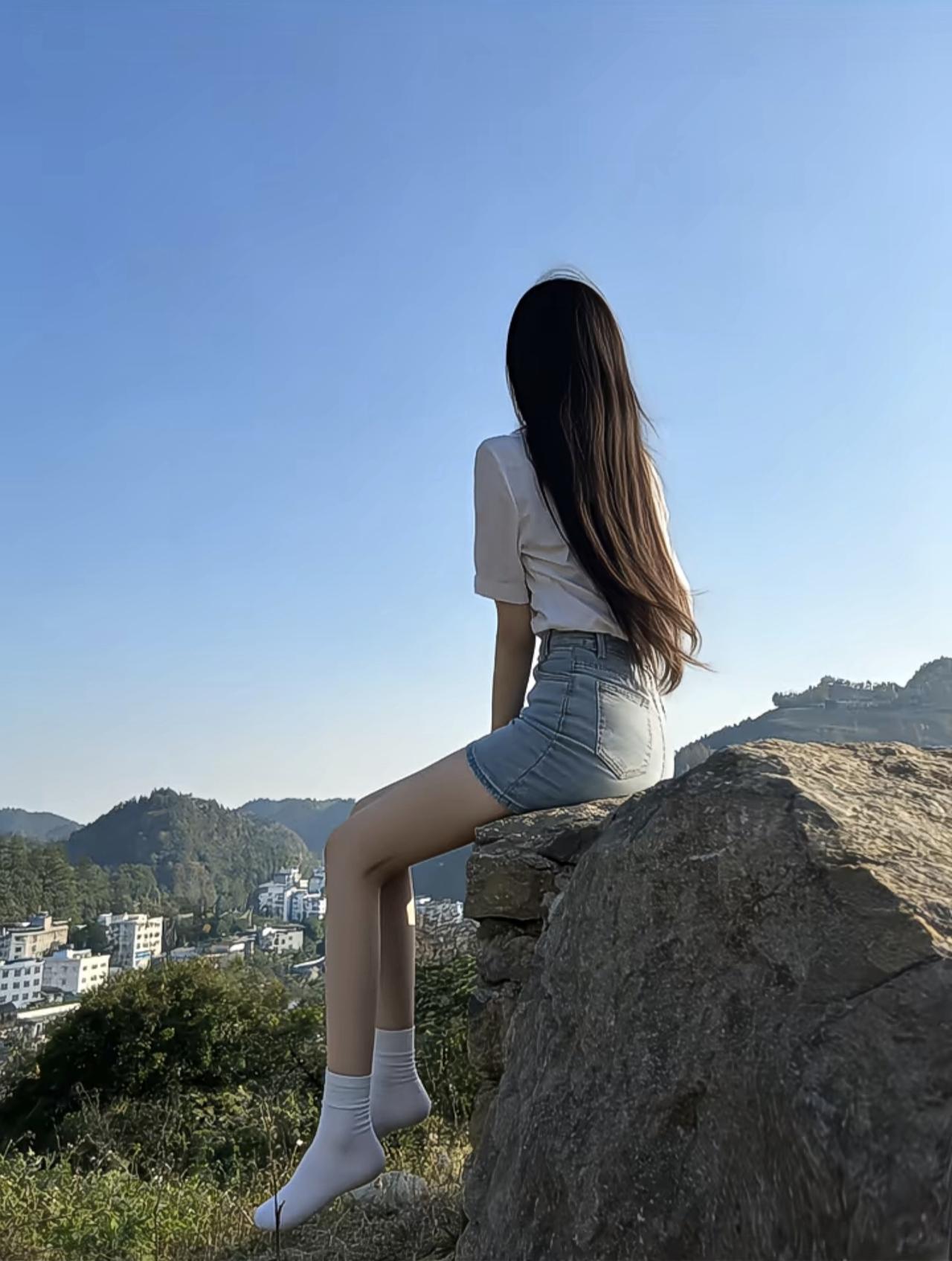 静坐山巅，俯瞰城市，心旷神怡。