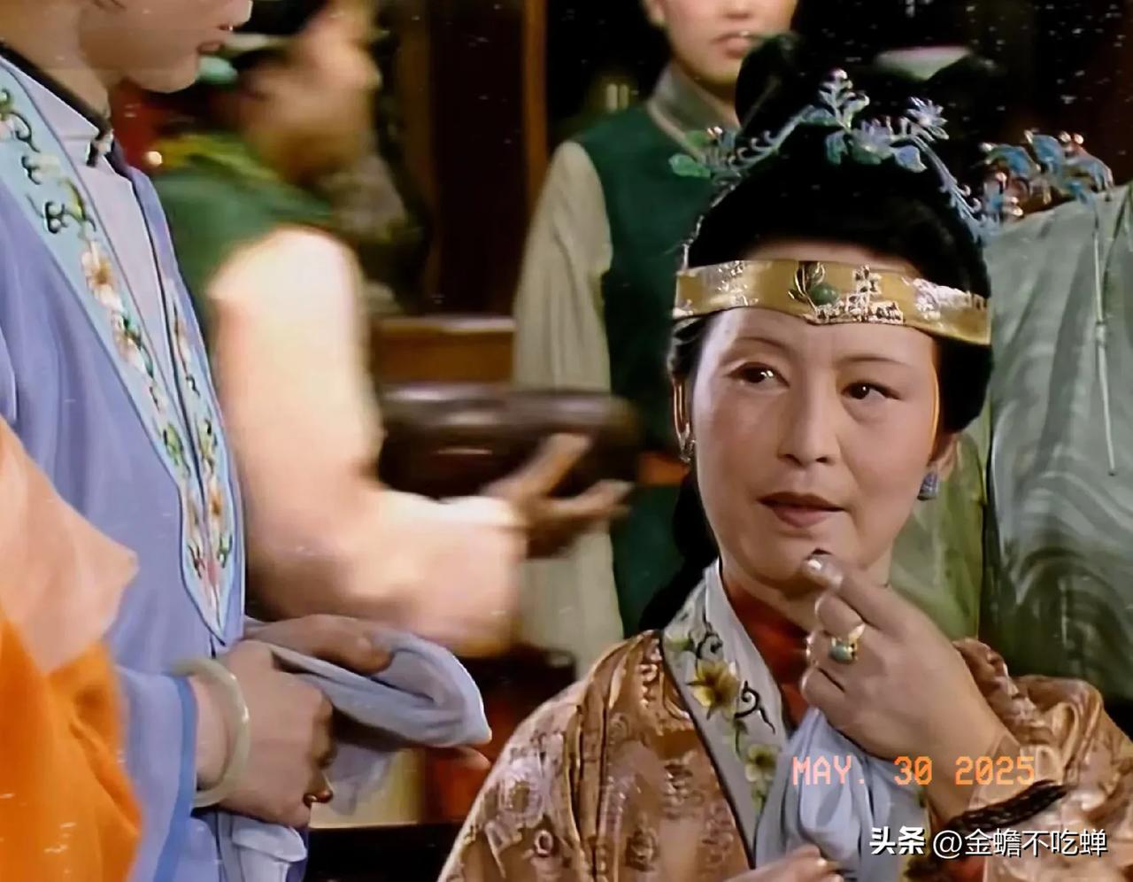 王夫人为啥看林黛玉不顺眼？
在原著第七十四回中，王夫人骂晴雯，说的是：好个美人儿