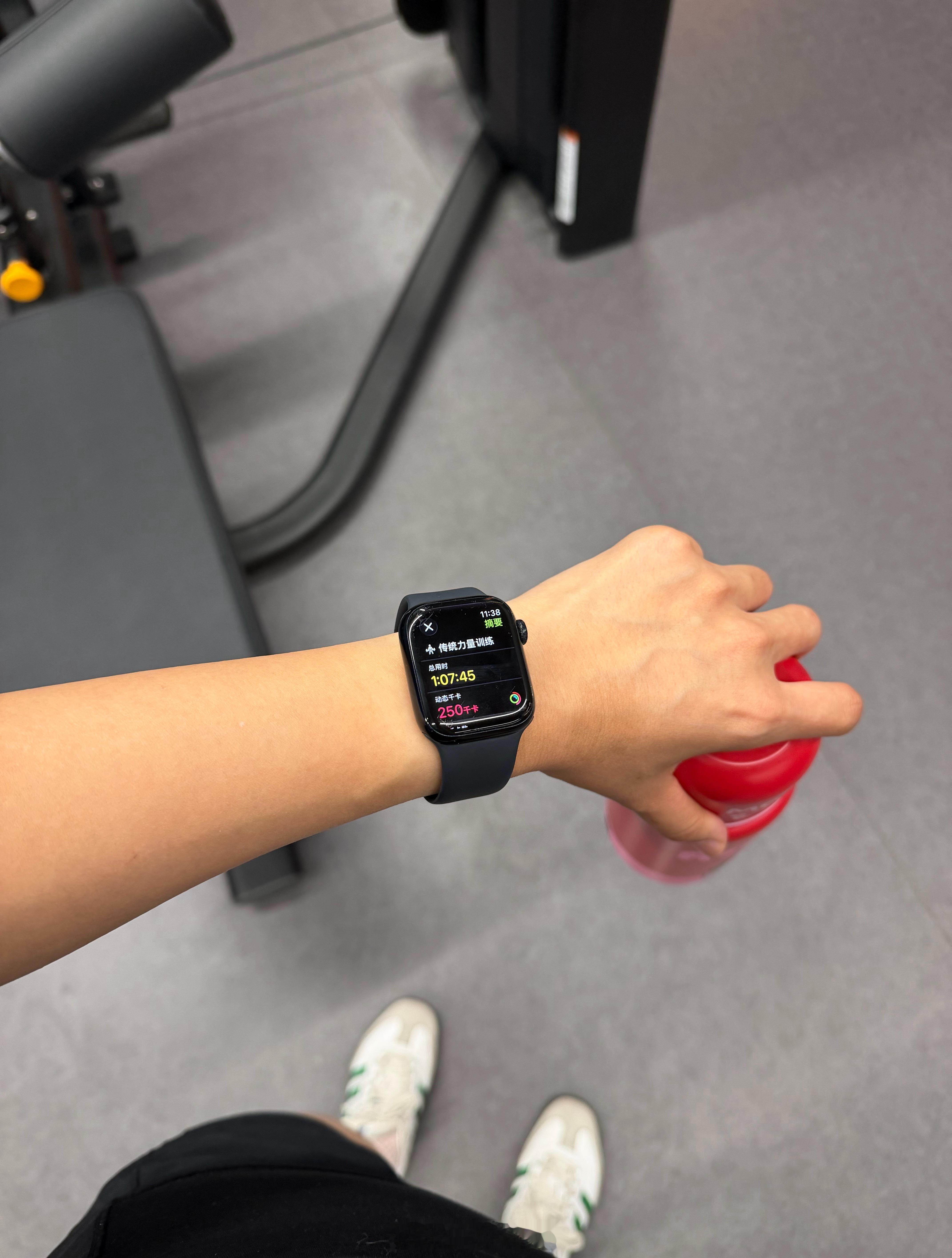 春节假期正式结束吃吃喝喝体重重了两斤昨天恢复训练中午+晚上去健身房练了两次八天没