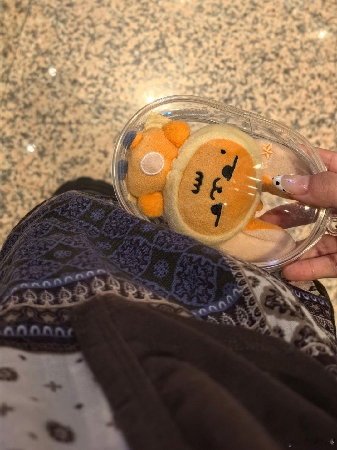 TXT组合 有人在启德地铁站附近捡到一个黄春吗 带着盒子 😭 大概率在站内 或