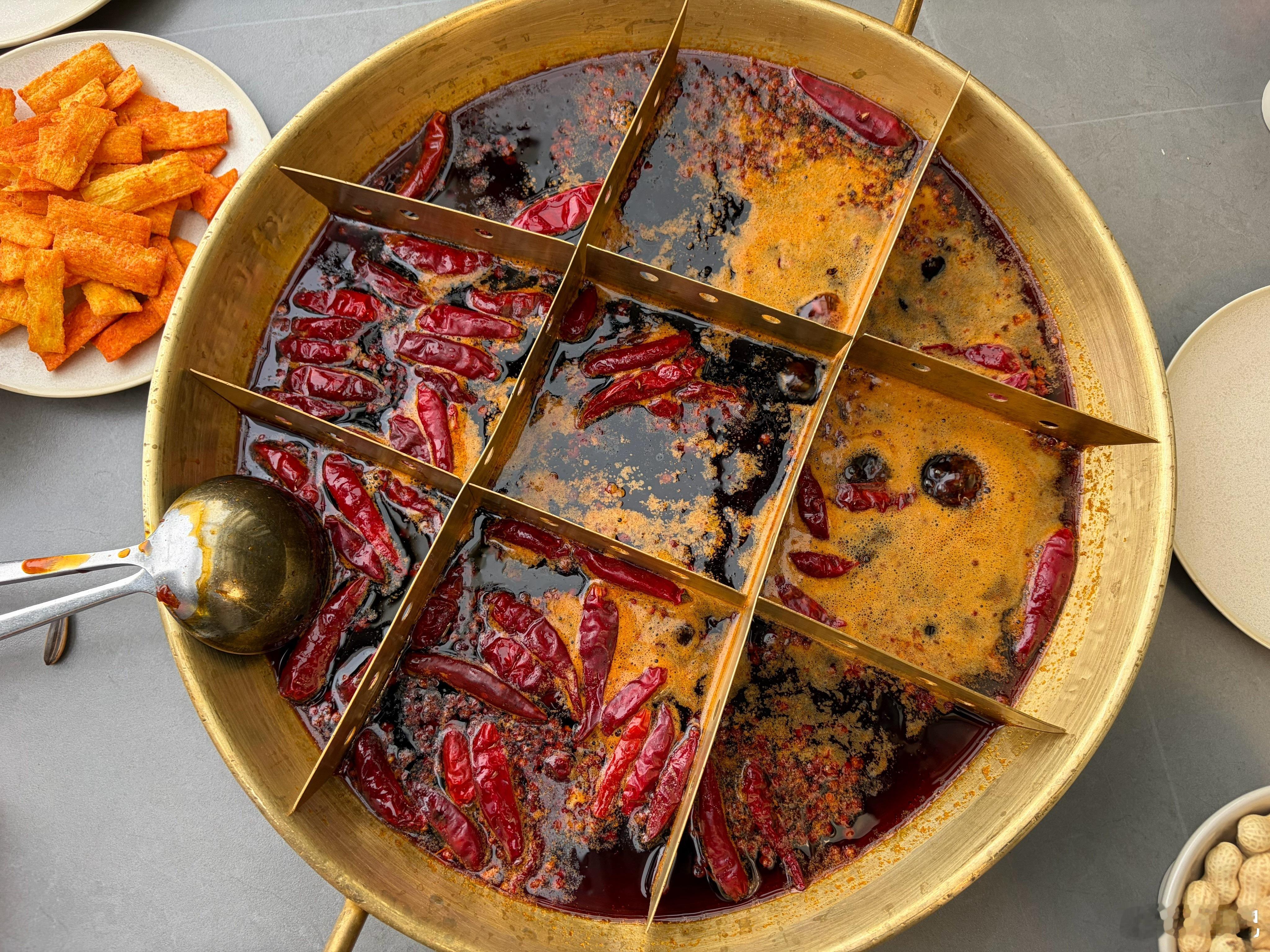 不入虎穴，焉得虎子！被朋友拉去吃重庆火锅，问我怎么点，我回四个字，破罐破摔。我已