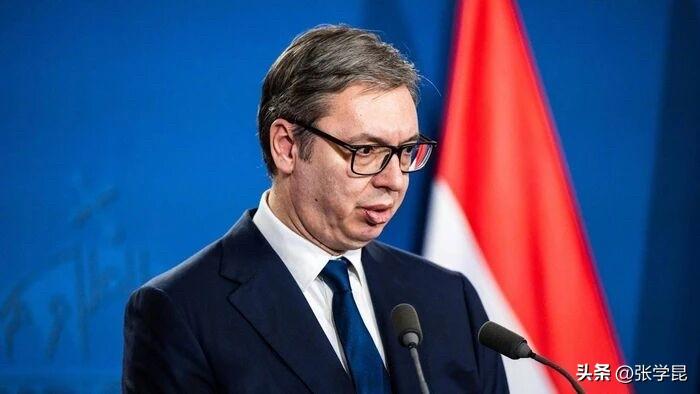 德国之声28日报道：“在塞尔维亚实行强人统治的总统武契奇周六表示：‘我还会再担任