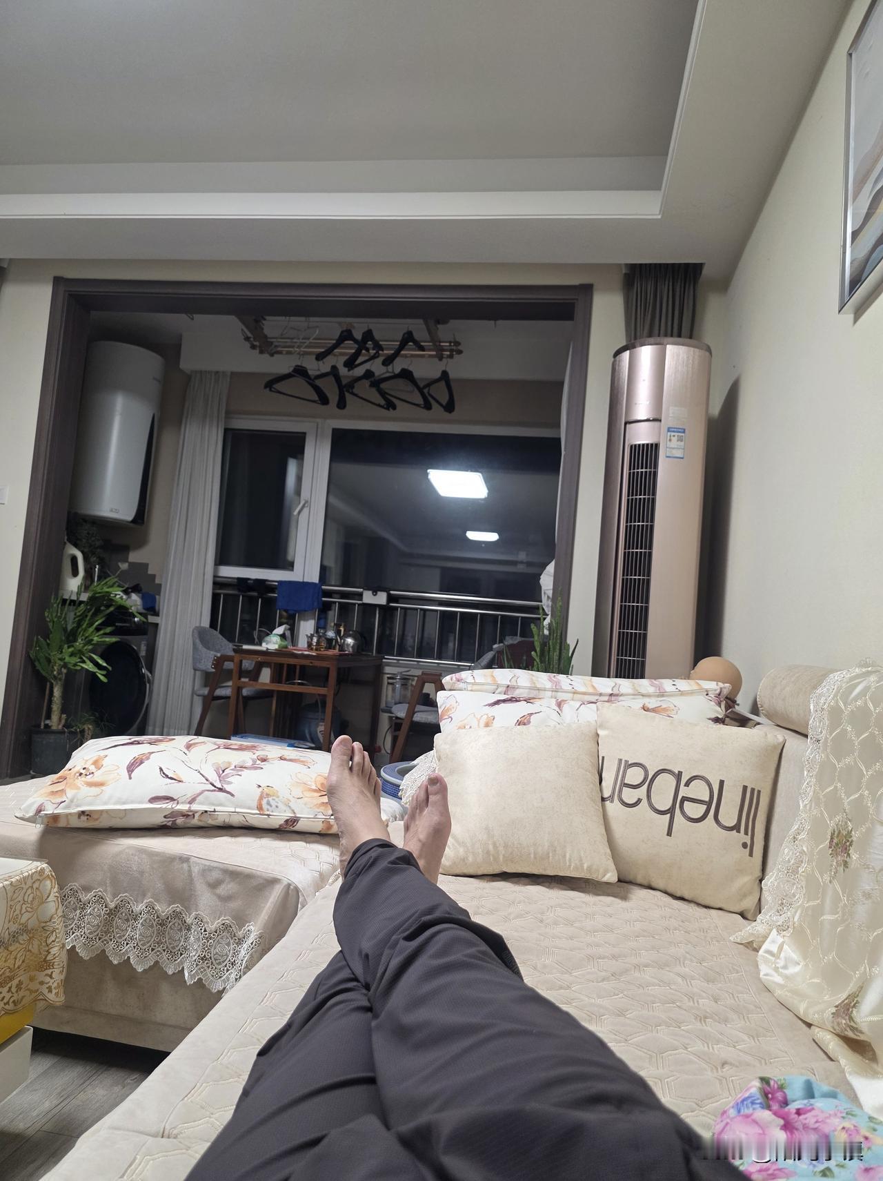 今天看到一条带有蔑视性质的广告，但人们不以为然……

下午看到一条卖袜子的视频广