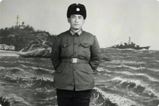 他16岁活捉国军中将.19岁毛主席亲自给他敬酒.周总理为他庆功.隐姓埋名41年.
