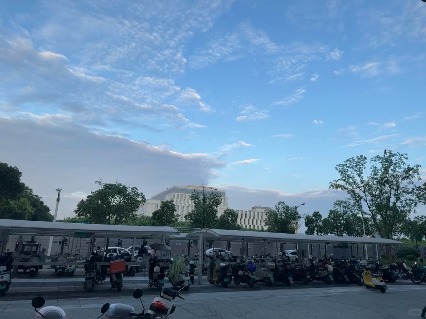 大口呼吸下班后的空气 