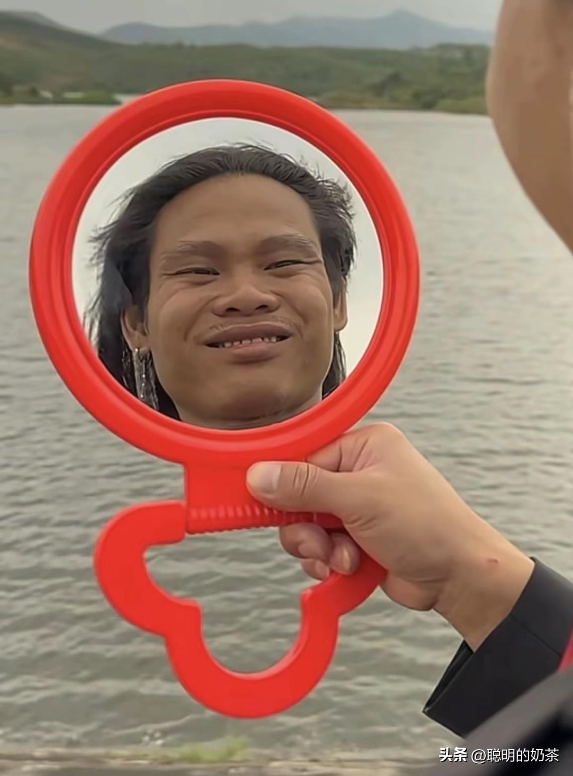 先自我检查一下有没有瑕疵。免的明天相亲对象看不上！
