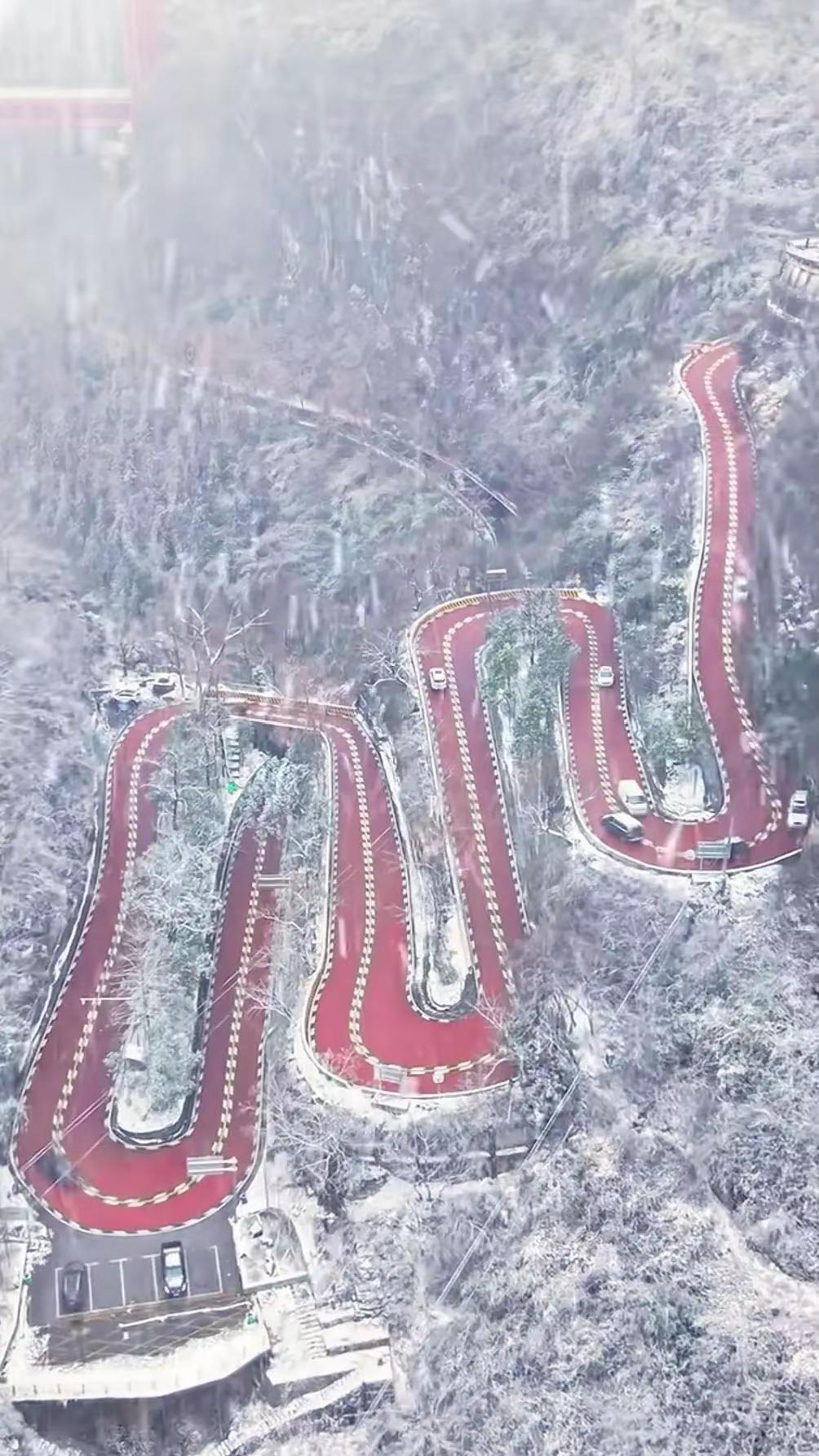 湘西矮寨盘山公路奇观。分享一组摄影大咖通过无人机拍摄的湖南省湘西自治州吉首市城郊